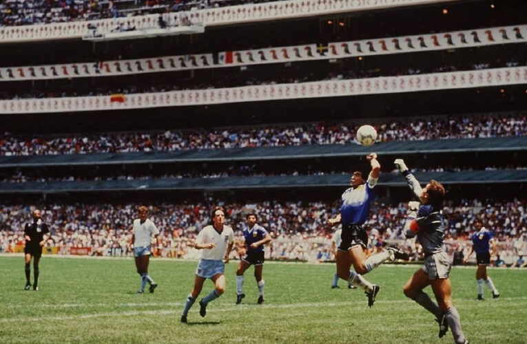 Мяч, которого коснулась “рука Бога” Диего Марадоны на ЧМ 1986 года, продан за 2,4 млн долларов