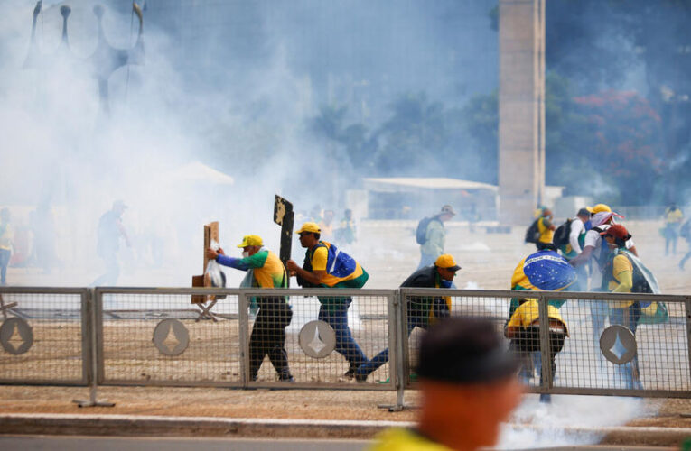 Из резиденции президента Бразилии сторонники Болсонару украли оружие