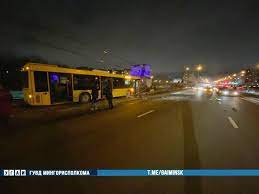 В столице автобус попал в ДТП и снес столб
