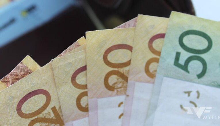 Минздрав проверит зарплаты врачей, которые получают меньше 2,3 тысячи рублей