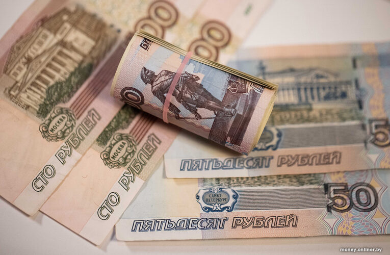 На фоне нефтяных санкций беларуски и  российский рубль начали ослабевать