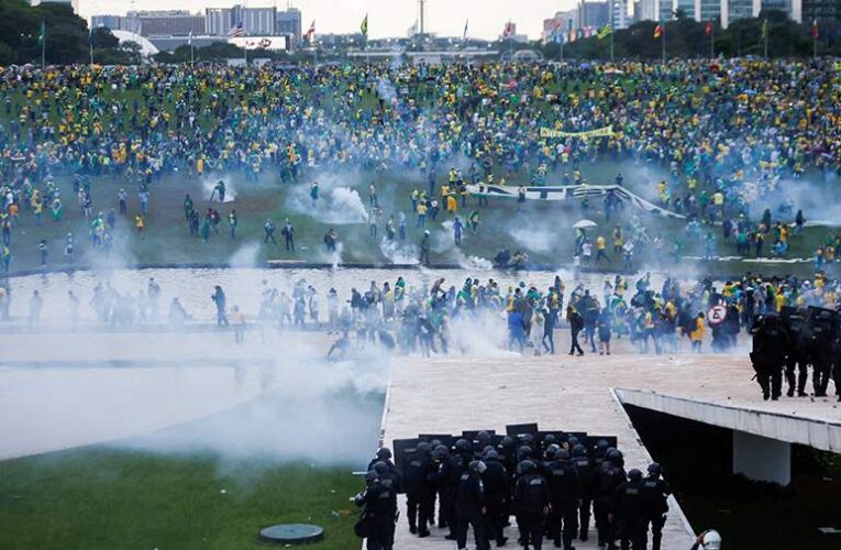 Из-за беспорядков в Бразилии сообщили о задержании более 400 человек