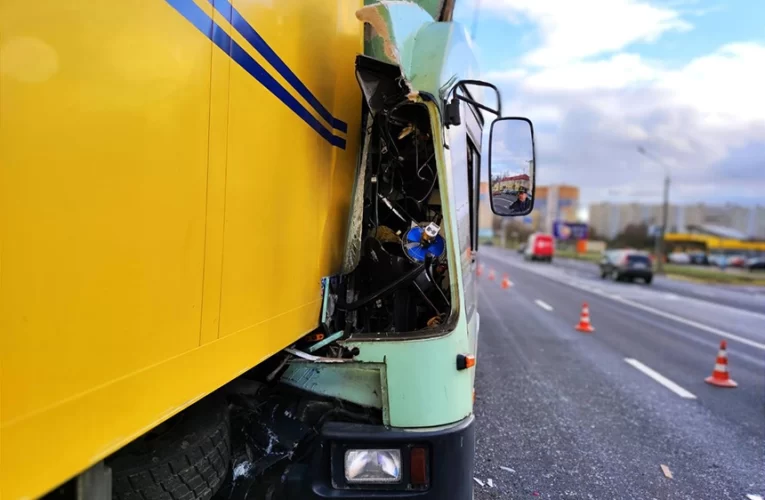 Авария в Минске: троллейбус въехал в грузовик. Пострадала водитель и пассажиры