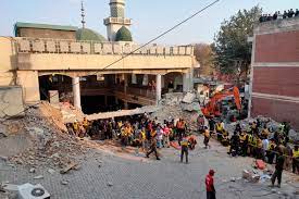 90 человек погибло при взрыве в мечети в Пакистане